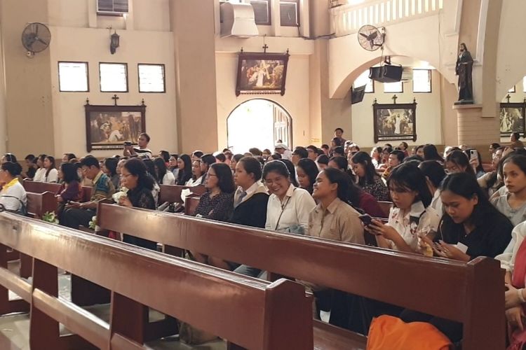 Ratusan jemaat di Kota Medan mendatangi Gereja Katolik Santo Antonius Padua di Jalan Hayam Wuruk, Kota Medan, untuk mengikuti ibadah yang dipimpin Paus Fransiskus di Jakarta melalui live streaming pada Kamis (5/9/2024). 