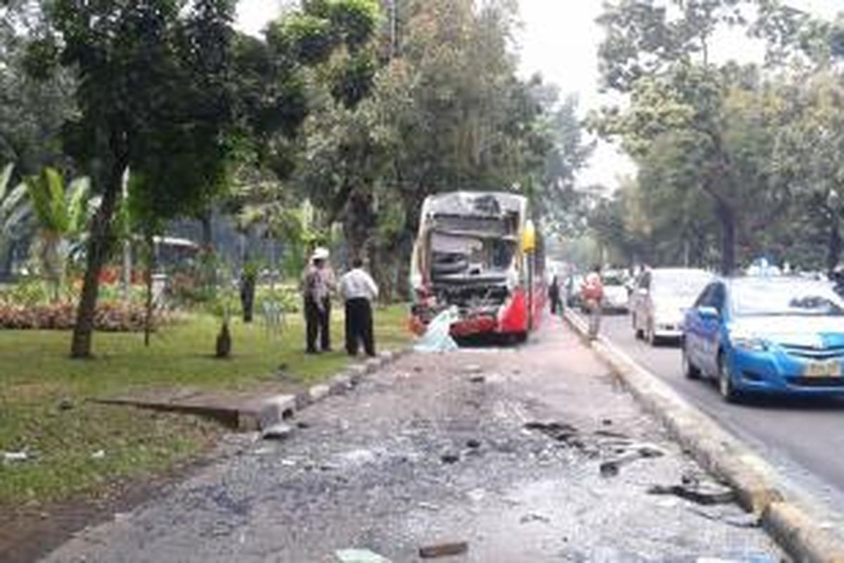 Salah satu bus transjakarta korban tabrakan beruntun di dekat Halte Monas, Jakarta Pusat, Senin (16/6/2014).