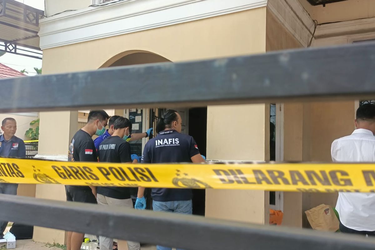 Tim Indonesia Automatic Fingerprint Identification System (Inafis) Satreskrim Polresta Jambi dan Polda Jambi melakukan olah tempat kejadian perkara (TKP) di rumah Aipda Hendra, anggota polisi yang ditemukan tewas di dalam rumahnya, di RT 26, Pematang Sulur, Telanaipura, Kota Jambi, Rabu (21/5/2025).