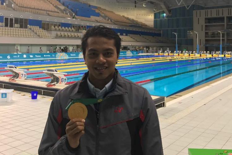 Perenang Indonesia, I Gede Siman Sudartawa, berpose dengan medali emas yang dia dapatkan dari nomor 100 meter gaya punggung pada Islamic Solidarity Games di Baku, Azerbaijan, Senin (15/5/2017).