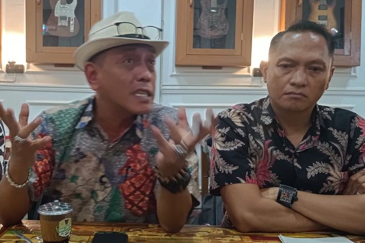 Djoko Tritjahjana, Ketua Tim Pendampingan Hukum dan Yiyesta Ndaru Abadi, Kordinator Litigasi Tim Pendampingan Hukum Aremania menggugat saat preskon, Selasa (26/10/2022) sore.