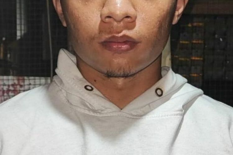Tersangka AA (27), pemuda yang melakukan perampokan di dua minimarket berbeda di wilayah Nganjuk, Jawa Timur.