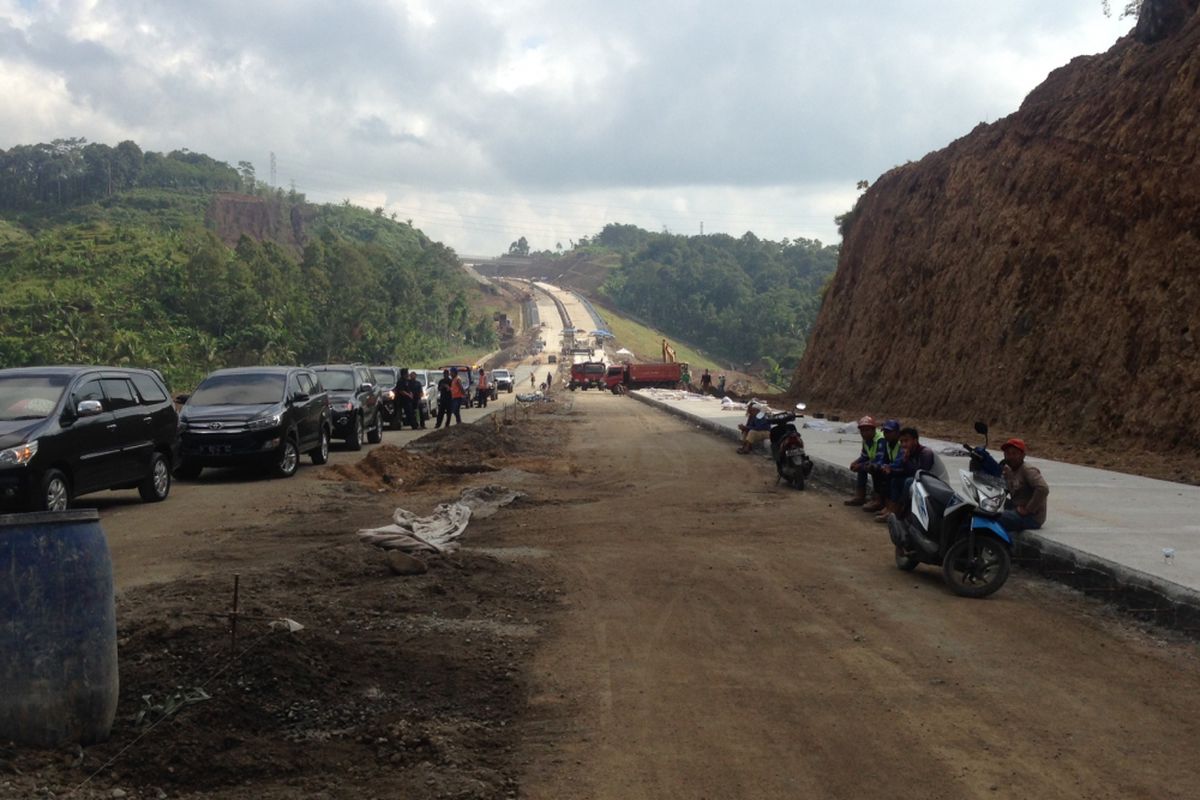 Fasilitas pendukung yang saat ini tengah dibangun ialah tempat peristirahatan atau rest area di STA 49+400 atau di KM 36+700. 