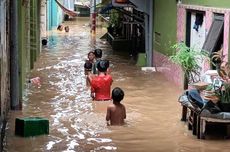 Banjir Akibat Luapan Kali Ciliwung, 17 Keluarga Mengungsi di Masjid dan Kantor Kelurahan