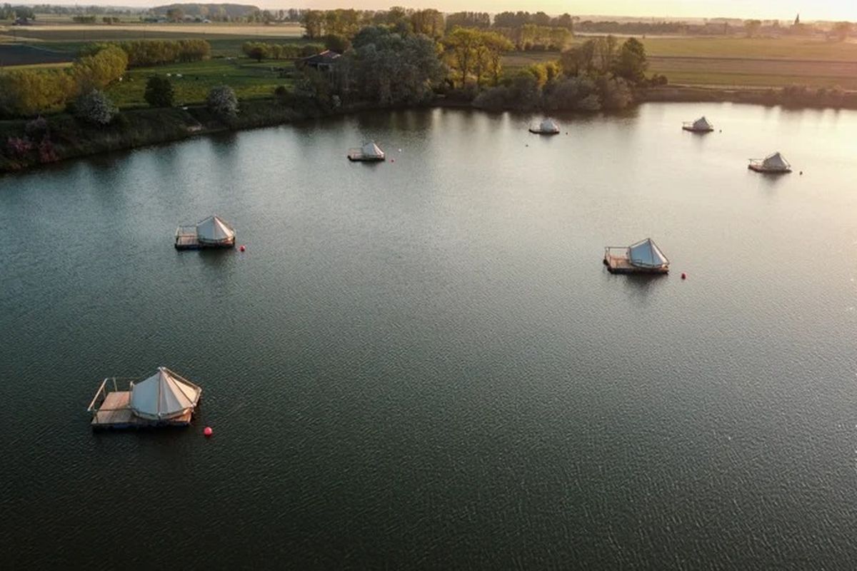 Vlotcamp, hotel rakit di tengah Danau Flanders Belgia