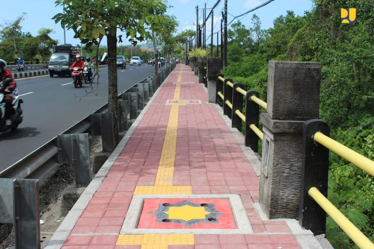 Kementerian PUPR tengah menyelesaikan tahap akhir pekerjaan peningkatan dan pembangunan jalan baru dalam rangka mendukung konektivitas event KTT G20 di Bali.