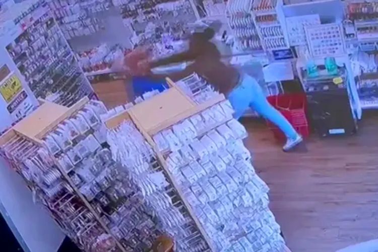 Tangkapan layar dari video CCTV toko Premier Nail Supply di California, Amerika Serikat, menunjukkan pencuri menyerang pemilik toko pada Selasa (19/9/2023).