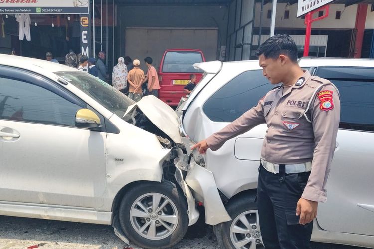 Sopir Diduga Mengantuk Picu Tabrakan 5 Mobil di Polman, 2 Orang Luka-Luka
