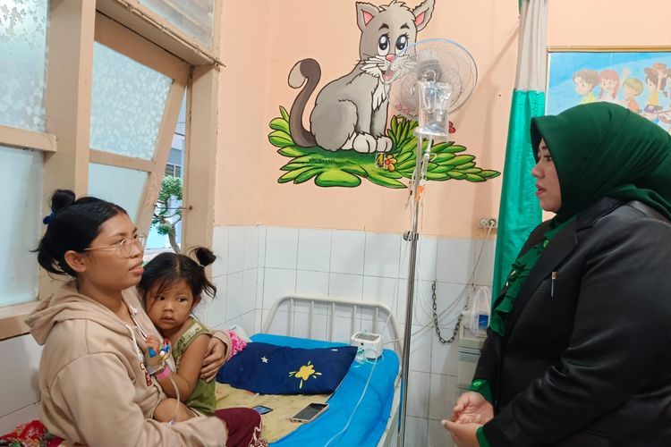 Foto: Balita di Situbondo Jawa Timur digigit ular kobra.