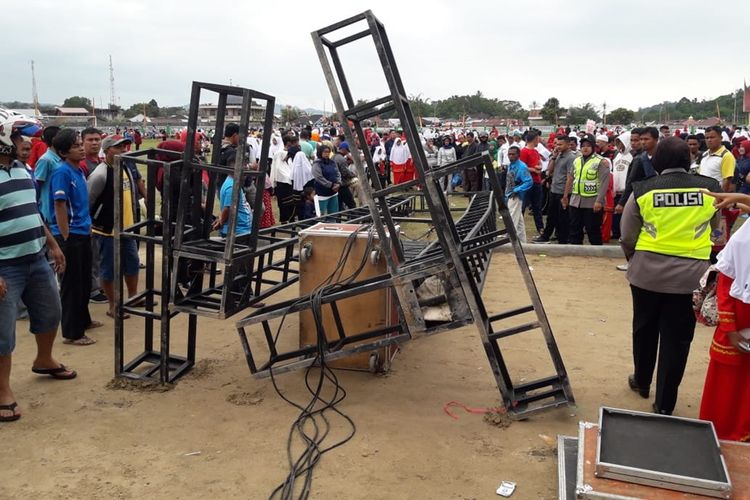 Tiang Sound System acara Kemah Budaya Nasional di Padang Panjang jatuh dan menimpa peserta. Satu tewas dan 4 lainnya mengalami luka-luka