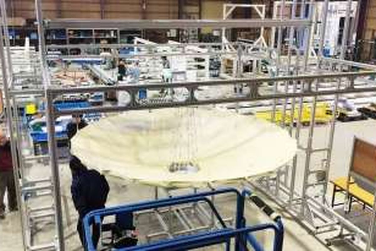 Satelit mikro berbobot 150 kilogram dengan muatan Circularly Polarized-Synthetic Aperture Radar (CP-SAR), Kamis (16/12/2016), di Josaphat Microwave Remote Sensing Laboratory (JMRSL), Universitas Chiba, Jepang. Ini satelit mikro pertama yang membawa sensor radar. 