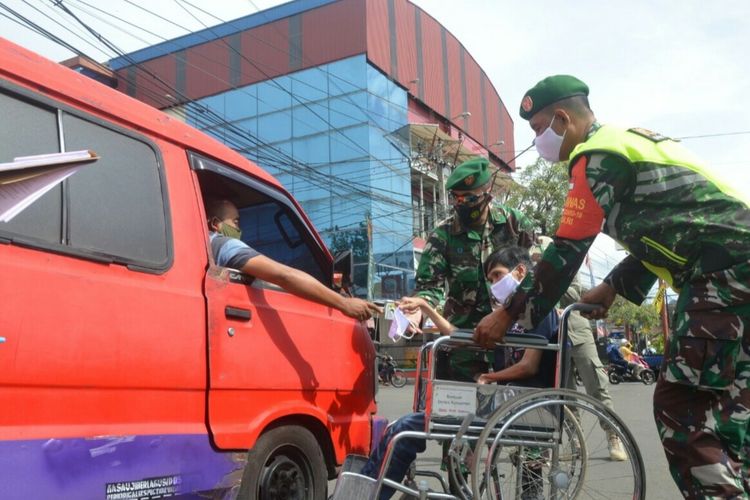 Anggota TNI bersama kaum disabilitas di Kabupaten Cianjur, Jawa Barat, membagikan masker kepada pengguna jalan, Selasa (27/10/2020).