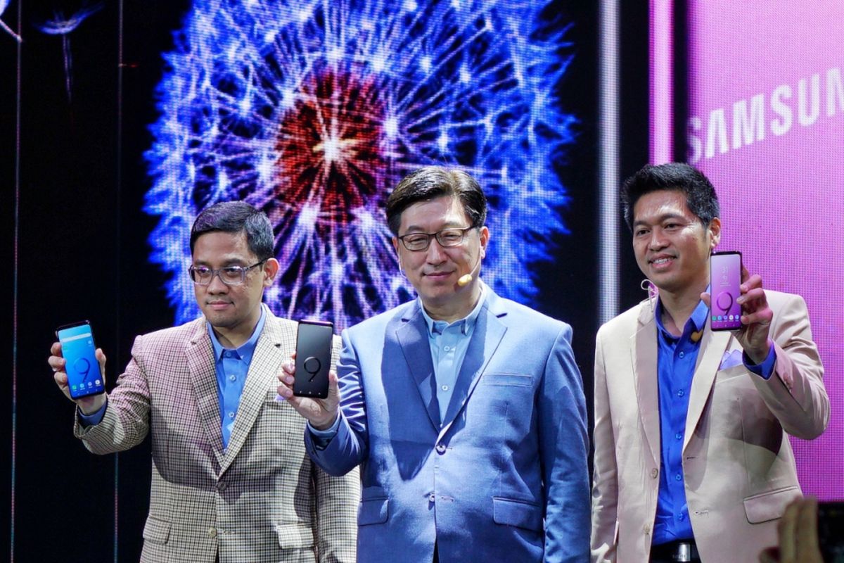 Kiri ke kanan: Head of Product IM Samsung Electronics Indonesia Denny Galant, President Samsung Electronics Indonesia Jae Hoon Kwon, dan IM Marketing Director Samsung Electronics Indonesia Jo Semidang berpose dalam acara peluncuran Galaxy S9 dan Galaxy S9 Plus di Jakarta, Jumat (9/3/2018)
