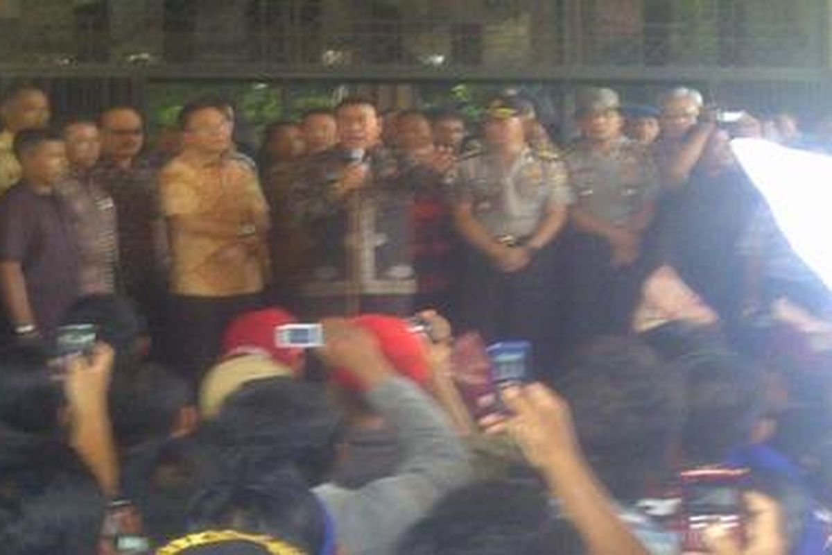 Gubernur Lampung Sjachroedin Z.P menemui warga Mesuji di Gedung Pemprov Lampung, Kamis (12/1)   