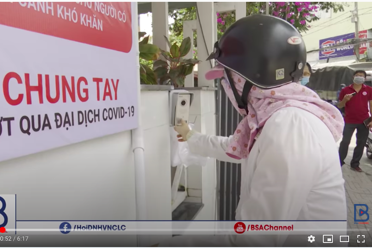 Proses pengambilan beras di ATM beras di Vietnam