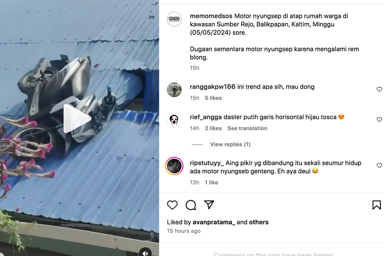 Motor nyungsep di atap rumah warga