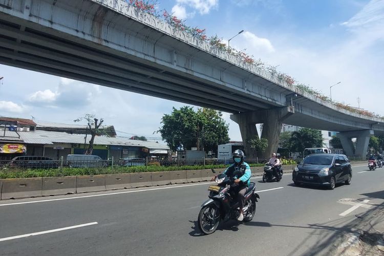 Tempat kejadian perkara pengendara motor mengalami kecelakaan beruntun dan terjatuh dari jalan layang Pesing di Jalan Daan Mogot, Jakarta Barat, Jumat (7/1/2022). 