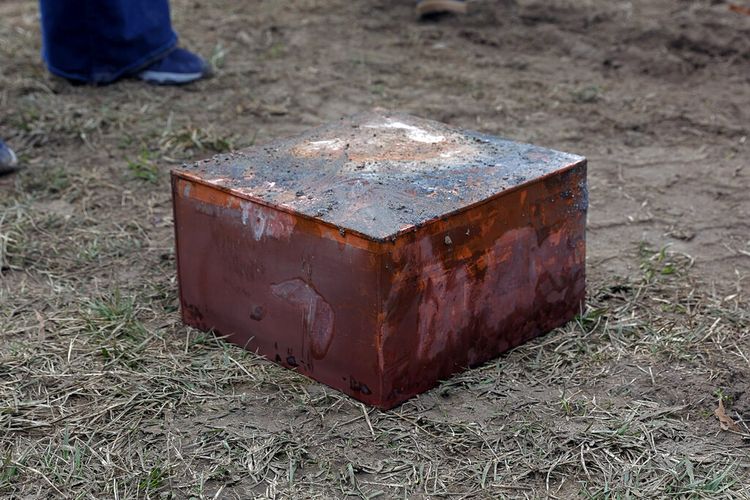 Foto Senin, 27 Desember 2021 ini menunjukkan sebuah kotak yang ditemukan oleh awak pekerja, diyakini sebagai kapsul waktu tahun 1887 yang ditempatkan di bawah tumpuan patung Jenderal Konfederasi Robert E. Lee, di Richmond, Virginia.