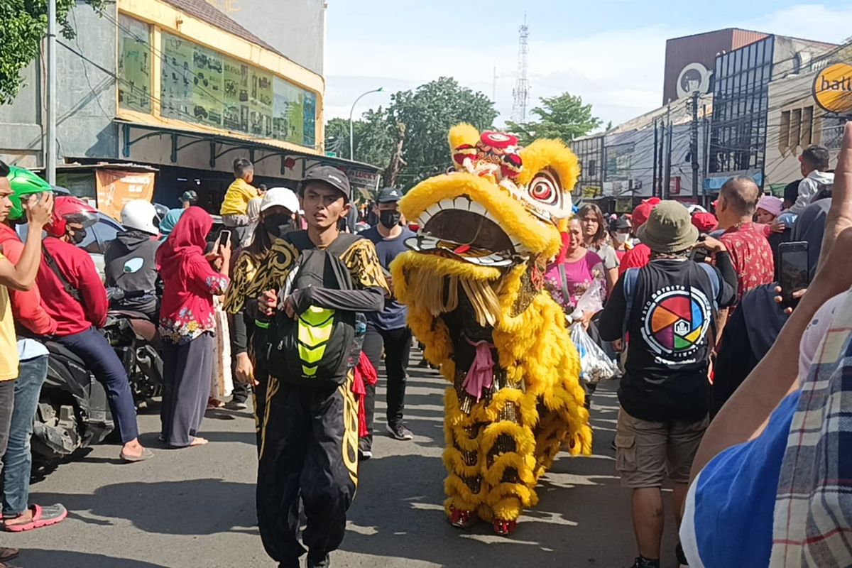 Rombongan barongsai yang ikut memeriahkan pawai Cap Go Meh yang dilakukan di Jalan Ir.H.Juanda, Bekasi Timur, Kota Bekasi pada Minggu (5/1/2023).