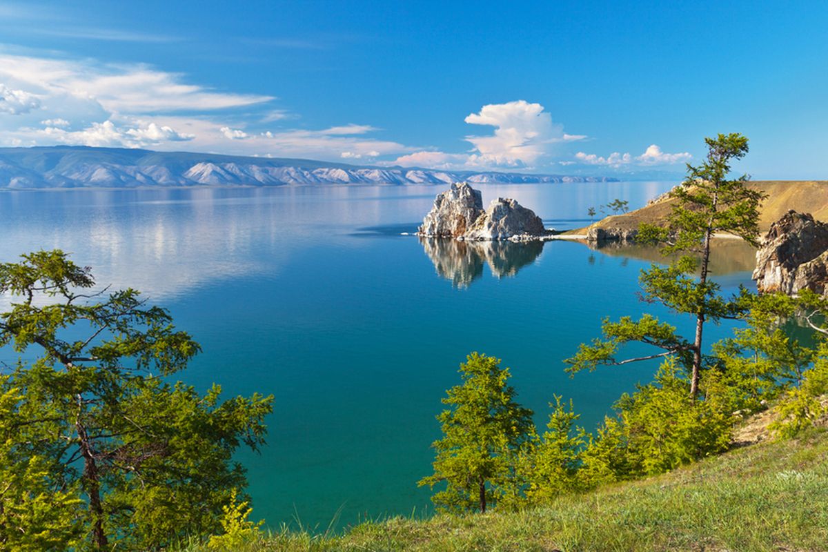 Danau Baikal, salah satu danau terdalam di dunia.