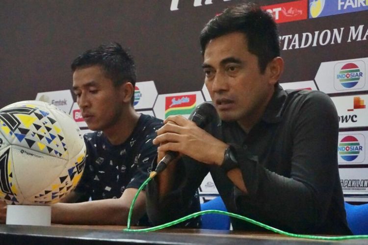 Pelatih PSS Sleman Seto Nurdiyantara dan Pemain PSS Sleman Wahyu Sukarta dalam jumpa pers usai laga melawan Borneo FC