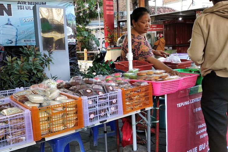 Beberapa penjual kue tradisional hingga kue moderen menjajaki area pasar takjil Kampung Kue di Jalan Rungkut Lor Surabaya