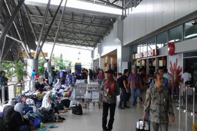 Suasana di pelataran Terminal 3 Bandara Soekarno-Hatta, Jumat (20/2/2015). Penumpang maskapai Lion Air sudah mulai terlihat sedikit. Kepadatan didominasi oleh penumpang haji.