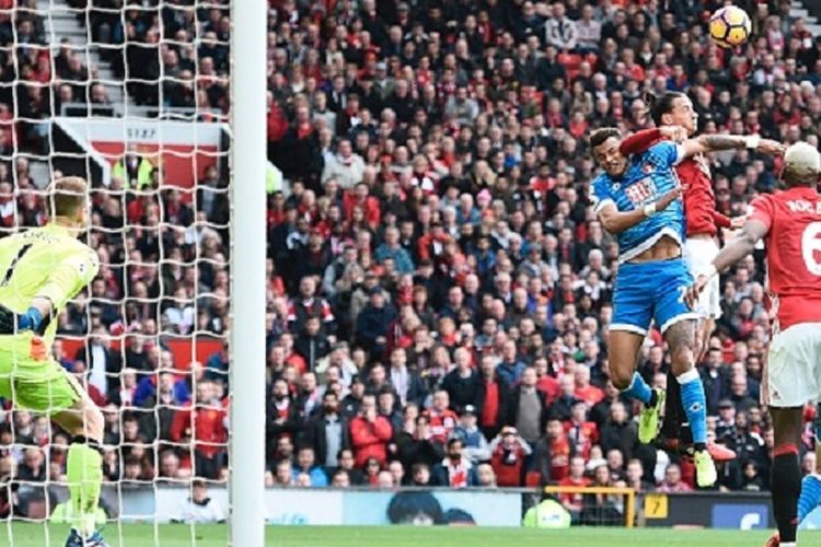 Zlatan Ibrahimovic tampak menyikut Tyrone Mings saat Manchester United berhadapan dengan AFC Bournemouth di Stadion Old Trafford, Sabtu (4/3/2017). 