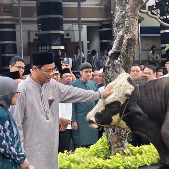 Menteri Keuangan RI (Menkeu) Purbaya Yudhi Sadewa usai ibadah salat Idul Adha 1447 Hijriah di Masjid Salahuddin, Kantor Pusat Direktorat Jenderal Pajak (DJP), Jakarta. 
