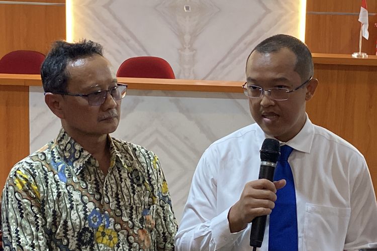 Direktur Sekolah Pascasarjana Unair Surabaya, Prof Badri Munir Sukoco (kanan), Senin (5/2/2024).