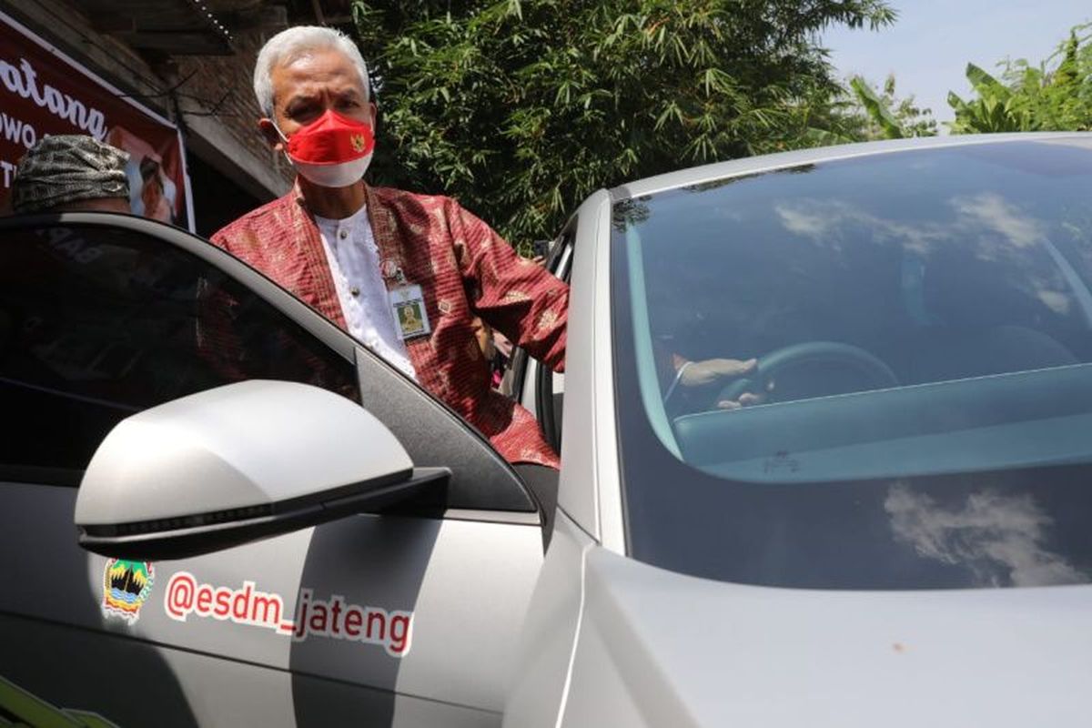 Gubernur Jawa Tengah Ganjar Pranowo saat menjajal mobil listrik Dinas ESDM Provinsi Jateng