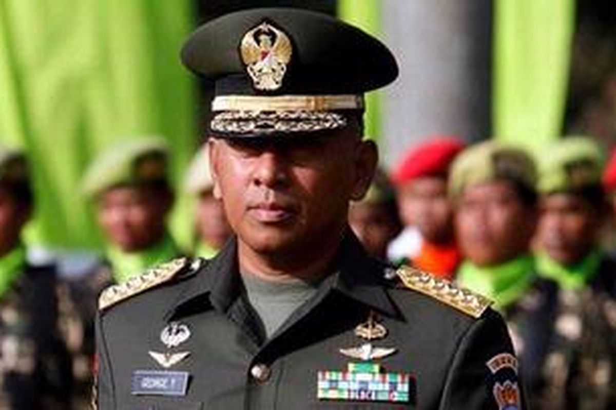 Kepala Staf Angkatan Darat, Jenderal TNI George Toisutta memeriksa pasukan saat upacara serah terima jabatan Pangdam Jaya di Markas Kodam Jaya, Jakarta, Selasa (29/6/2010).  