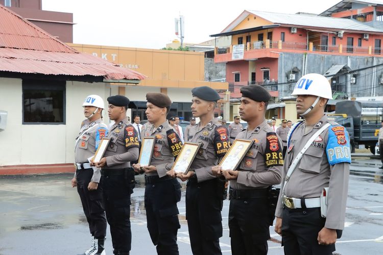 Polresta Pulau Ambon menggelar upacara pemberhentian tidak dengan hormat (PTDH) kepada empat anggotanya, Senin (6/5/2024).