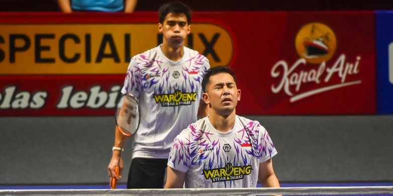 Pebulu tangkis ganda putra Indonesia Sabar Karyaman Gutama (depan), dan Reza Pahlevi Isfahani (belakang) bereaksi usai gagal mengantisipasi pukulan kok dari ganda putra Korea Selatan Kim Won Ho/Seo Seung Jae pada babak final Kapal Api Indonesia Open 2025 di Istora Senayan, Gelora Bung Karno, Jakarta, Minggu (8/6/2025). Sabar dan Reza harus puas menjadi runner up setelah kalah dalam pertandingan tersebut dengan skor 21-18, 19-21, 12-21. ANTARA FOTO/Rivan Awal Lingga/app/YU