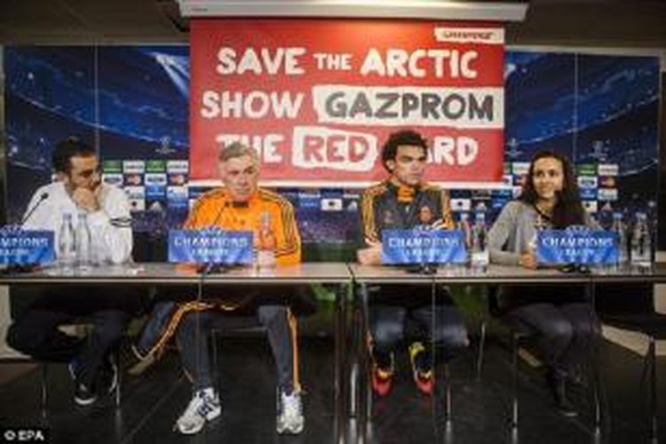 Spanduk aksi protes Greenpeace yang ditujukan untuk Gazprom, saat acara konferensi pers Real Madrid di Kopenhagen, Denmark, Selasa (10/12/2013). 