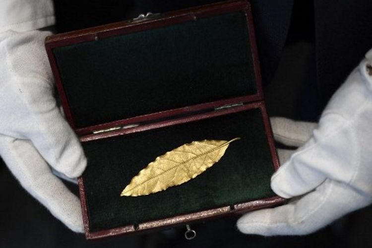 Daun laurel emas yang merupakan pecahan dari mahkota Kaisar Perancis, Napoleon Bonaparte, ketika dilelang di Balai Lelang Osenat, Paris (19/11/2017). Pecahan mahkota itu terjual dengan harga Rp 9,9 miliar.