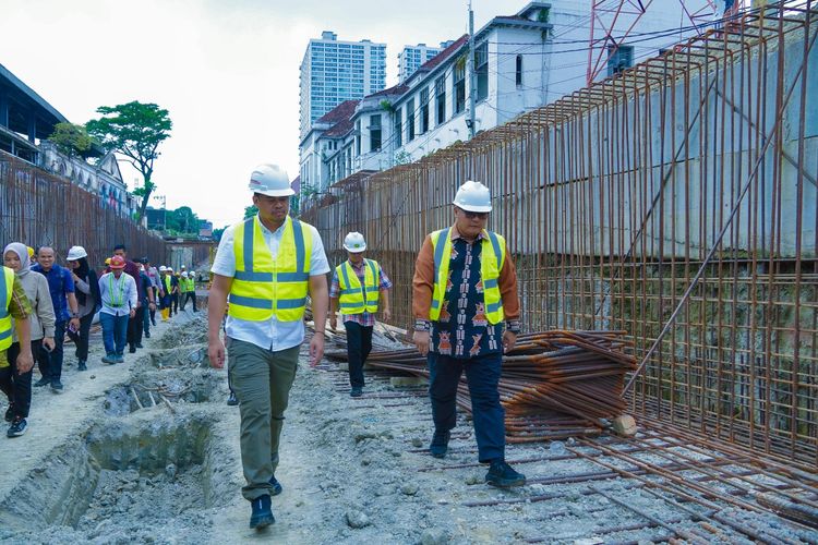 Walkot Medan Bobby Nasution saat meninjau Lapangan Merdeka Medan, Jumat (30/8/2024).