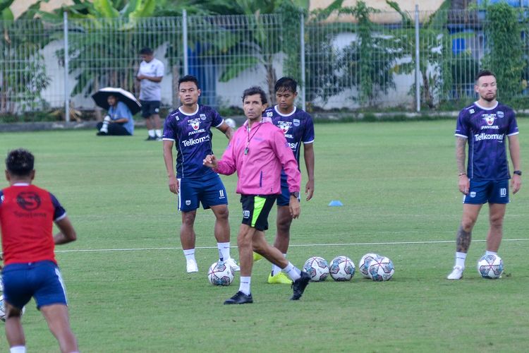 Pelatih Persib Luis Milla kembali pimpin latihan Persib Bandung Jumat (4/11/2022) di Stadion Persib, Sidolig, Bandung setelah absen dalam beberapa hari terakhir. 