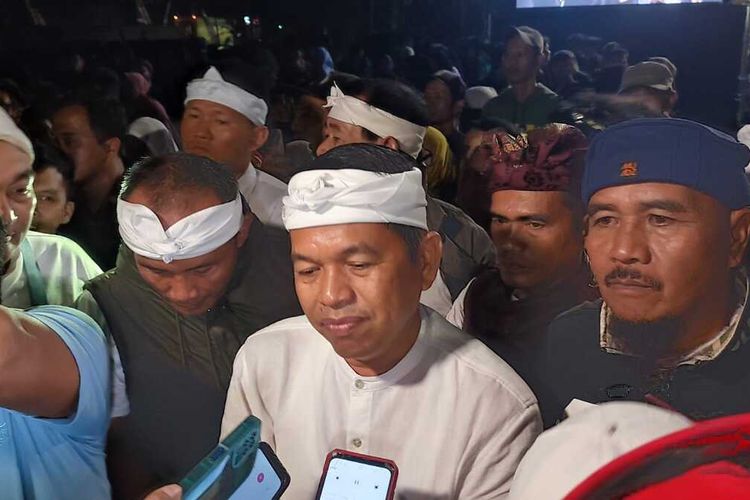 Bakal calon Gubernur Jawa Barat, Dedi Mulyadi, saat acara menyapa warga Bogor di Lapangan Bojong Kiharib, Cigombong, Kabupaten Bogor, Jumat (13/9/2024) tengah malam.