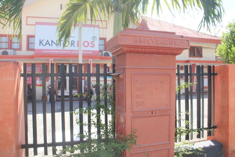 Bus Surat (Brievenbus) yang berdiri kokoh di tepi jalan tepat di depan gedung kantor pos. Objek cagar budaya ini menjadi bagain penting yang meneguhkan Gorontalo sebagai Kota Tua.