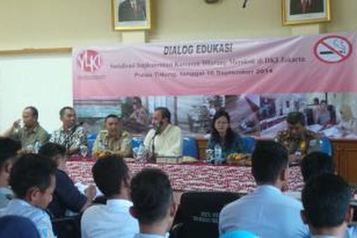Yayasan Lembaga Konsumen Indonesia melakukan sosialisasi Kawasan Dilarang Merokok (KDM) di kantor Kecamatan Kepulauan Seribu Selatan. Selasa (16/9/2014) 