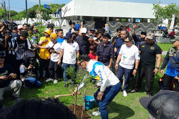 Gubernur Jawa Barat (Jabar) Ridwan Kamil saat melakukan penanaman pohon di sekitar Alun-alun Paamprokan.
