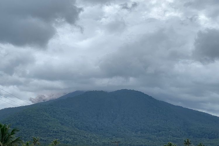 Gunung Lewotobi Laki-laki mengeluarkan awan panas pada Sabtu (20/1/2024).