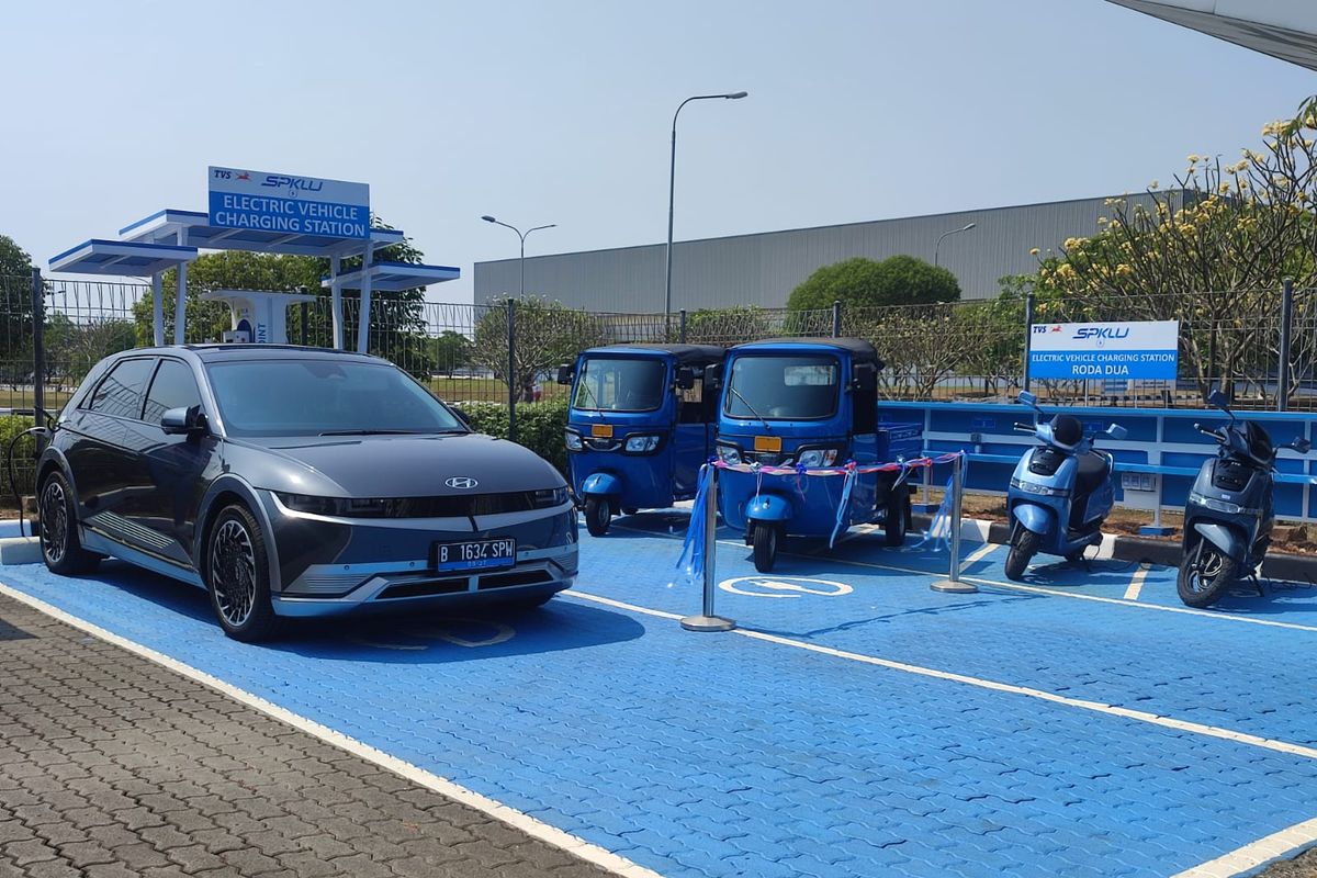 PLN ICON PLUS bekerja sama dengan PT TVS Motor Company Indonesia dalam hal pengembangan ekosistem kendaraan berbasis listrik dan turunannya di TVS Motor Company Indonesia Factory 