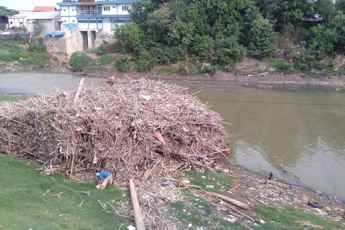 Tumpukan sampah kayu dan bambu di kali Bekasi, tepatnya di Jalan Mayjen M Hasibuan, Kota Bekasi, Kamis (26/11/2020)