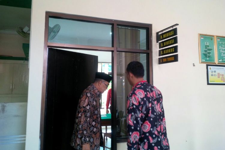 Mantan Bupati Bantul Idham Samawi (Batik Berpeci) di PN Bantul, saat Menghadiri Mediasi Gugatan dirinya Pemkab Bantul Senin (23/7/2018)
