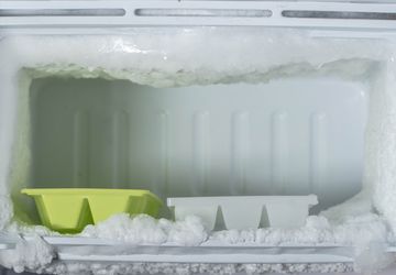 5 Cara Mencairkan Bunga Es di Freezer, Bikin Lebih Dingin