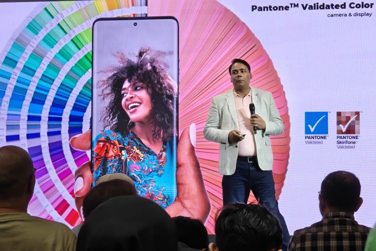 Head Product Portfolio & Ops Motorola Asia Pacific, Vijay Prakash Tiwari menjelaskan kemitraan dengan Pantone dalam acara peluncuran Motorola Edge 60 Fusion di Wisma 46, Jakarta Pusat, Rabu (14/5/2025).