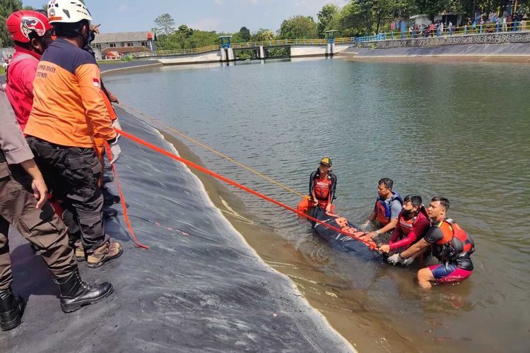 Tim SAR gabungan saat melakukan proses evakuasi korban tenggelam di Embung UII. (Foto dokumentasi Kantor Basarnas Yogyakarta)