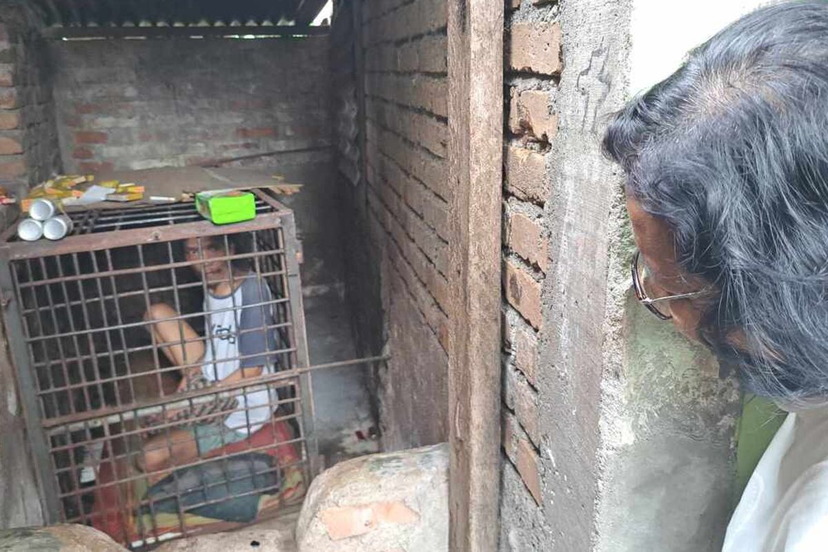 Henderson Harianja (49) dikerangkeng di samping rumahnya di Jalan Pisang, Gang Delima RT/03/RW 09, Kelurahan Pardamean, Kecamatan Siantar Marihat, Kota Pematangsiantar, 31 Oktober 2024